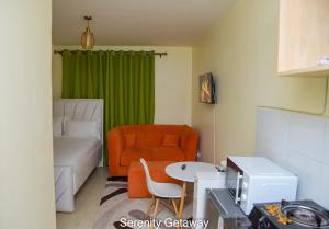 Serenity Getaway STUDIO apartment near JKIA & SGR with KING BED, WIFI, NETFLIX and SECURE PARKING的休息区
