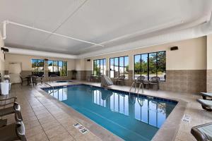 诺克斯维尔康福特茵诺克斯维尔酒店的大型客房带窗户,设有大型游泳池