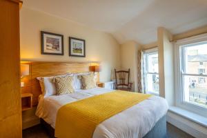 波马利斯城堡庭院旅馆的一间卧室配有一张带黄色毯子的大床