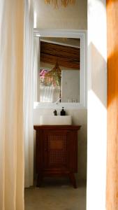 乌鲁瓦图Ulunia的一间带水槽和镜子的浴室