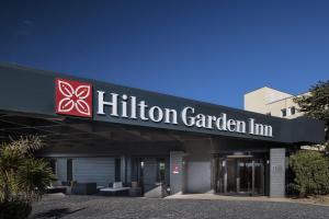 马里尼亚讷Hilton Garden Inn Marseille Provence Airport的一座建筑上标有希林森花园旅馆标志