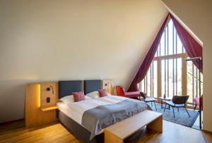 布雷根茨布雷根茨JUFA酒店的一间卧室设有一张床和一个大窗户