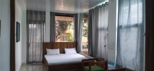伯杰默里Hotel RAJVIHAR的小房间设有床和窗户