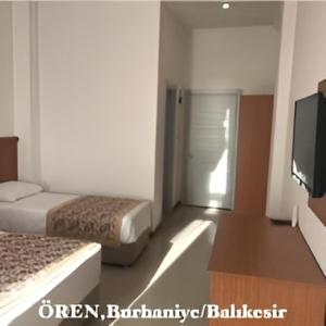 BurhaniyeAFYTOS ÖREN BEACH PRESTİJ的客房设有两张床和一台平面电视。