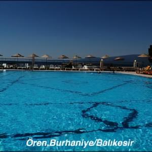 BurhaniyeAFYTOS ÖREN BEACH PRESTİJ的蓝色海水大型游泳池