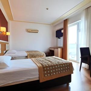 BurhaniyeAFYTOS ÖREN BEACH PRESTİJ的酒店客房设有床和窗户。