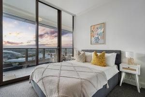 悉尼The Sky Garden的一间卧室设有一张大床和一个大窗户