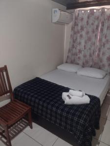 萨夸雷马Pousada Mar e Sol的一间小卧室,配有一张床和一把椅子