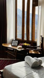 罕萨Old Hunza inn的享有美景的客房配有书桌和桌子。