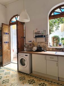 斯利马Hostel On的厨房配有洗衣机和窗户。