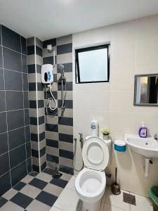 怡保P3 Cozy Stay / Waterpark / 7-8pax Ipoh的一间带卫生间和水槽的浴室