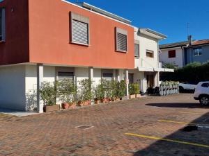 特雷维索梅萨露娜酒店的砖街上一座橙色和白色的建筑