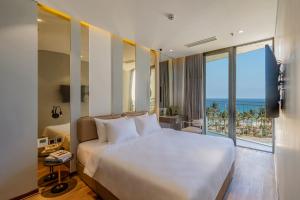 岘港Taiyo Hotel & Apartment的一间卧室设有一张床,享有海景
