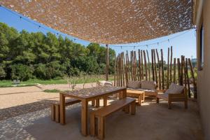 帕尔斯Casa de campo Masos de Pals con parking y piscina的帐篷下配有桌椅的天井