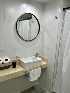 圣米格尔·德·图库玛ZOE PREMIUM Tucuman excelente ubicación luminoso的白色的浴室设有水槽和镜子
