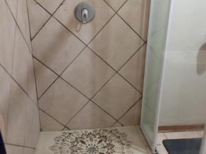 库鲁曼Kalahari Kaja的淋浴、浴帘和淋浴地板