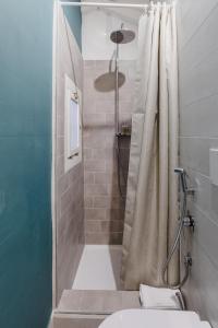 罗马La Casetta a Monti的带淋浴和浴帘的浴室