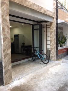 顺化玉平酒店的停在房子外的自行车