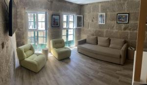 庞特维德拉Casa Arco的客厅配有沙发和两把椅子