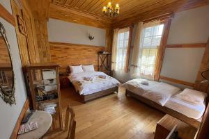 萨姆松Osmanlı Paşa Otel- Konaklama的小木屋内一间卧室,配有两张床