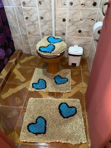 伊瓜苏港Leosan departamento的浴室设有两个蓝色的床垫