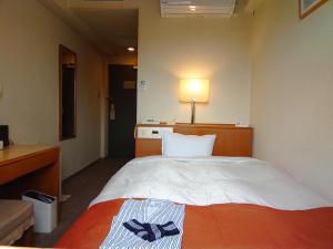 青森Aomori Green Park Hotel Annex的酒店客房,配有一张光线充足的床