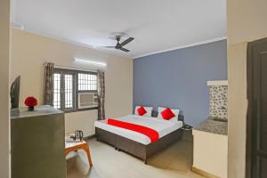 新德里OYO Hotel Dreamland Residency的一间卧室配有一张床和一张书桌