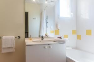 南特南特-贝奥约泽尼图德公寓式酒店的白色的浴室设有水槽和镜子