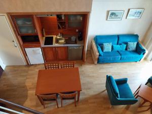 勒克鲁西克Le Croisic Face Mer的客厅配有蓝色的沙发和桌子