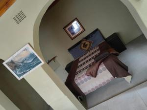 彼得马里茨堡Fairfield Guest House的卧室享有上方的景致,配有1张床