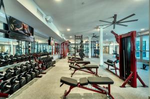 凤凰城Cozysuites PHX RORO Gym, Pool, Pets, Parking! #3的健身房,配有各种跑步机和机器