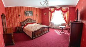 捷尔诺波尔格罗布斯酒店的一间卧室设有一张红色墙壁和窗户的床