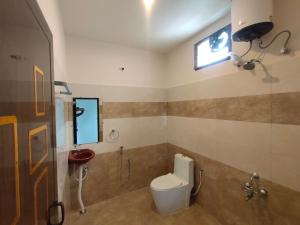 蒂鲁瓦纳马莱RPM home stay的一间带卫生间和窗户的浴室