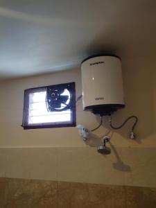 蒂鲁瓦纳马莱RPM home stay的灯旁墙上有摄像头的电视