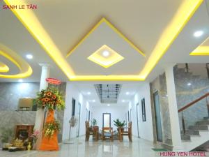 富国Khách Sạn Hưng Yên的拥有黄色天花板的酒店大堂
