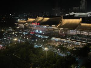 厦门南风吹梦民宿(厦门北站店)的一座在夜间交通繁忙的大建筑