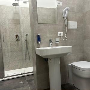 罗马Villa Angeli的浴室配有卫生间、盥洗盆和淋浴。