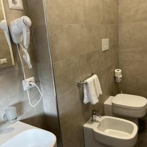 罗马Villa Angeli的带淋浴和卫生间的浴室以及电话。