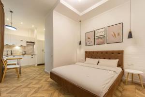 基辅Idea Design Apart-Hotel Chykalenka的一间带大床的卧室和一间厨房