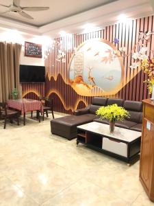 宁平TAMCOC VUTHANH FRIENDLY Hotel的客厅配有沙发和桌子