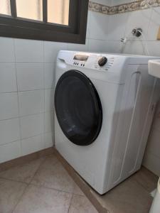 科连特斯Céntrico departamento en Corrientes的浴室内提供白色洗衣机