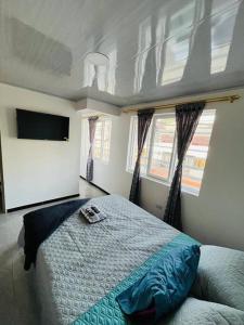 波帕扬Como en casa super equipado的一间卧室配有一张床和一台平面电视