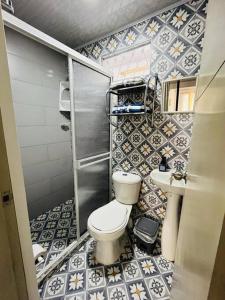 波帕扬Como en casa super equipado的一间带卫生间和水槽的小浴室