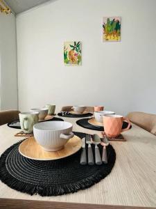 波帕扬Como en casa super equipado的桌子上放有盘子、碗和餐具