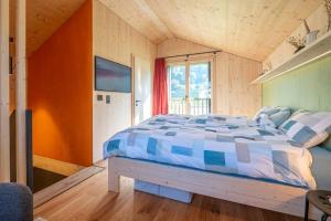 施坦斯The Swiss Bijou / Alpine Retreat的一间卧室,卧室内配有一张大床
