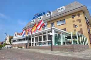 海滨诺德韦克明星酒店的前面有旗帜的建筑