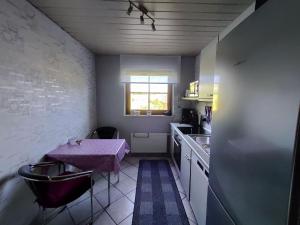 HerscheidKomfort Ferienwohnung的小厨房配有紫色桌子
