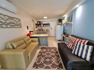 康德Tabatinga Residence Flat Family Kids 04的带沙发和冰箱的客厅