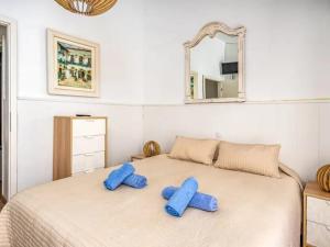 多列毛利诺斯Chalet Baena Torremolinos的一间卧室配有一张带蓝色枕头的床。