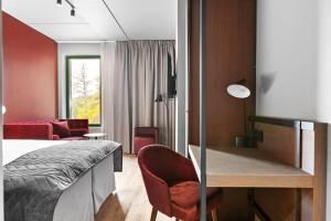 斯德哥尔摩Best Western Plus Hotel Kungens Kurva的一间卧室配有一张床、一张沙发和一把椅子
